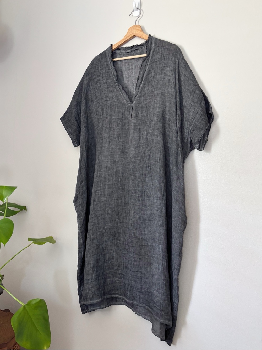 Meo Meli Minimalist style V-neck Caftan Midi Dress